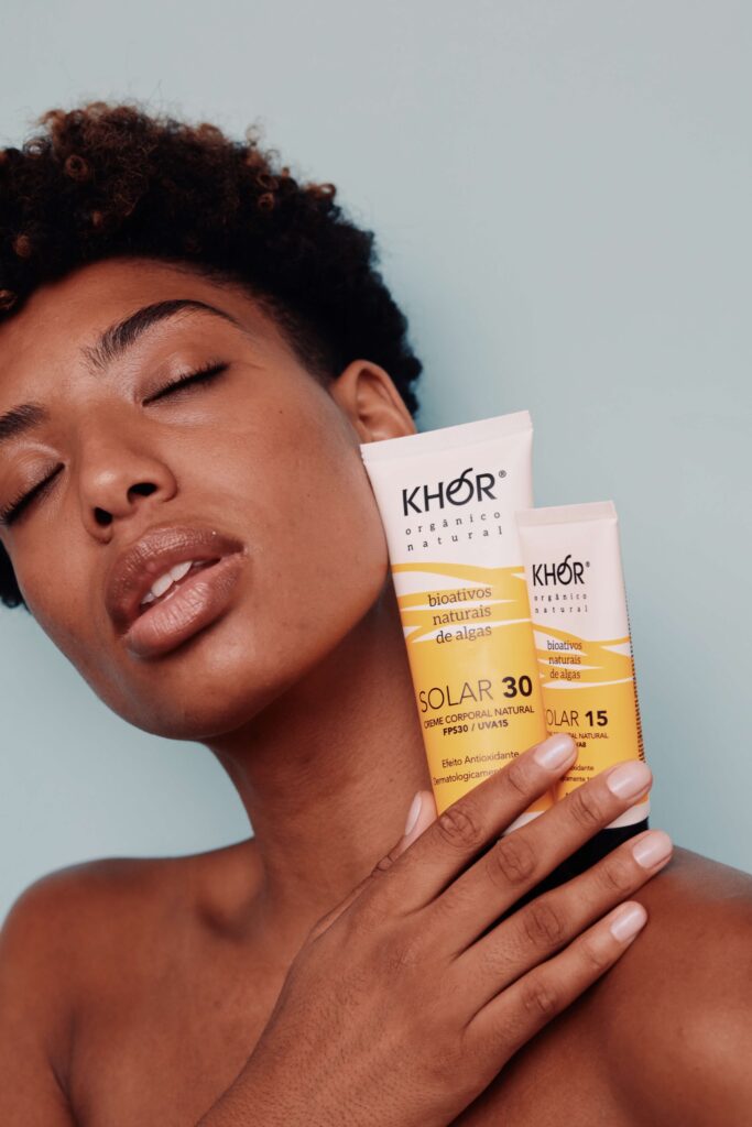 mulher com protetores khor