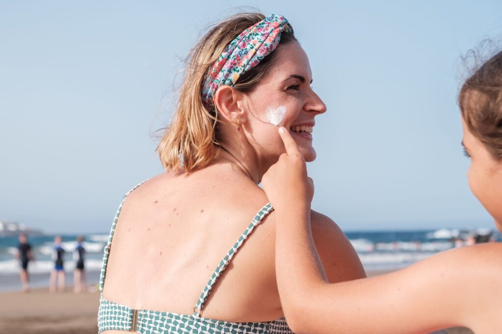 mulher passando protetor