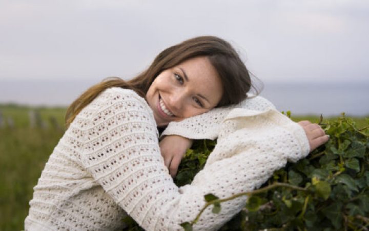 medium-shot-smiley-woman-posing-outside